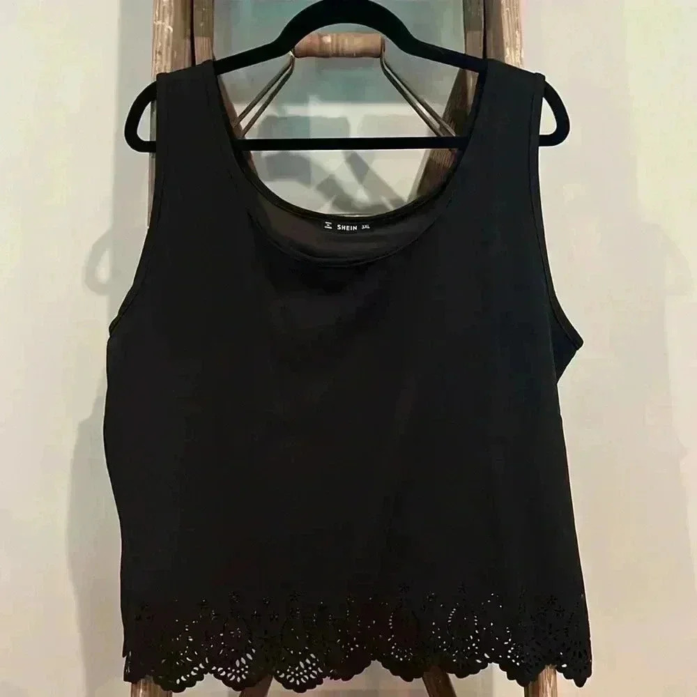 👗Bundle 5/$25👗 NWOT Black Dressy Tank. Beautiful cutout design on bottom. - Picture 1 of 4